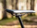 2 Saddle / rear seat: Thanks to the saddle frame, the saddle can be moved horizontally by a few centimetres and thus adjusted to the leg length and the position in relation to the bottom bracket. This influences the seat length and the knee angle when pedalling.