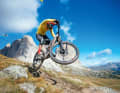 Will springen, spielen, will schnell fahren: das brandneue Santa Cruz Nomad 6. Im Hintergrund: die Sella-Türme. Checkt den Flieger!