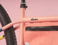 Die Custom-Lackierung kommt von 44elf velos.art. Die Taschen sind von Witslingers, individuelle Farben, passend zum Rahmen.