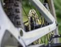 Canyon Spectral:On CF 7: Als einziger Kandidat im Test trumpft das Spectral:On mit Carbon-Hinterbau auf, Grundlage für das geringe Gewicht. Die Streben bauen allerdings breit, sodass die Fersen streifen können.