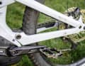 In the test, the Spectral:On even in the cheapest model version with a carbon rear triangle was the basis for its low weight. However, the stays are wide, so the heels can rub.