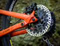 There are small sensors on the front and rear brake discs that measure the wheel rotation via the perforated disc on the brake disc. The algorithm then uses the relationship between the two values to recognise whether one wheel is locked or whether the rear wheel is also lifting off.