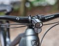 A lamp from Lezyne lights the way. This is sufficient for commuting, but a more powerful model with high beam should be fitted for off-road riding or long distances without lighting. However, this will cost extra.