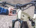 With the Monkey-Link system, the holder for the light is powered by the battery. The light itself can simply be clipped on and off. Overall, the construction is unfortunately a little wobbly, but is otherwise impressive.
