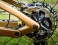 Der Geschwindigkeitssensor ist standesgemäß integriert. Die hintere Bremsscheibe fällt mit 180 mm klein aus.