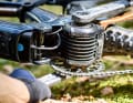 Die Steckverbindung zwischen Akku und Motorsystem muss geöffnet werden. Im Bild ist gut der nach oben gedrehte Motor zu sehen.