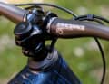The cables run through the Acros headset into the frame. Good: The inlets are sealed.