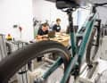 Für unseren EMTB-Motorentest haben wir einen enormen Aufwand betrieben. Neben ausführlichen Praxistests mit mehreren Testfahrern haben wir jeden Motor auf dem Rollenprüfstand im Testlabor von PT Labs analysiert und dabei pro Antrieb über 14000 Datenpunkte ausgewertet.