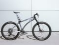 A bike as if from another universe: the aluminium plates are wafer-thin and at the same time extremely stable. Because they cannot be welded, they are riveted.
