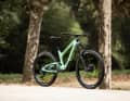 Das Unplugged Pro-Modell für 8999 Euro bekommt eine Fox 38 Performance und Shimano SLX 4-Kolben Bremse.