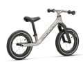 A balance bike that grows with you. The Ventus Jr. with height-adjustable bike saddle.