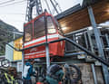 Okay, the lift man is really serious: in Dorénaz, the bikes are secured under the gondola. On the wheels. To be on the safe side, you tighten the quick-releases and grab anything that might fall off. For example, the water bottle.