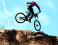 Welterster 360er-Drop: Cameron Zink. Leider stürzt der junge Ami bei der Landung. Ergebnis: Platz 7. Red Bull Rampage 2004.