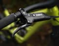 Sram DB8-Bremsen mit Vierkolbenzange verzögern das YT Capra Core 1.