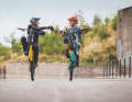 Hans Rey & Danny MacAskill:  „Lernt den Wheelie!“