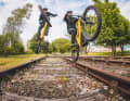 Aus dem Wheelie in den Wheelie: Für den Sprung von Gleis zu Gleis brauchte Danny 150 Versuche. „Ich konnte das Gleis gar nicht sehen. Ich sah nur das Vorderrad“, sagt Danny.