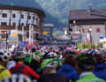 The starting straight in Wolkenstein: it takes more than an hour until all the starters are on the course. The 4000 starting places are highly coveted.