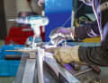 Cold aluminium is melted with an electric needle at several hundred degrees in order to join it into a single unit.