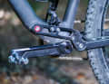 Unusual, but effective: The pivot point of the swingarm is located far forward, which ensures sensitive response behaviour.