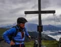 Von der Seidlalm zum Scharbergkogel flaniert man auf einem Höhenweg. Wobei das Rasten an Gipfelkreuzen bei Gewitter keine gute Idee ist.