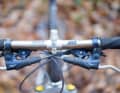 Narrow handlebars, long stem: from today's perspective, the cockpit takes some getting used to. The brake/shifter unit from the first XTR series is coveted by collectors today.