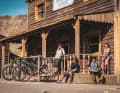 But a desert like this is pretty dry. The saloon of the Western Leone backdrop is just in time. From the left: Helmut, Hannes, Julian and Felicitas Oswald.