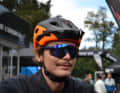 Erst 2023 im Handel und Lucas zeigt ihn uns auf dem BIKE Festival: Den Briko Gibeon MTB-Helm mit der Starlight Sonnenbrille.
