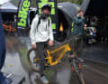 Echte Profis kennen kein schlechtes Wetter... Jasper geht mit den Bikerinnen und Biker auf die "Techy Trails".