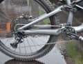 Wir haben schon ein Vorserienmodell des Status beim BIKE Festival Saalfelden-Leogang anschauen können. Die Lackierung war noch nicht final, so wie der Schriftzug.