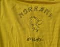Ein wenig auffälliger ist der ca. 15 Zentimeter Druck auf dem Rücken, der das T-Shirt der skibotn-Serie zurechnet.