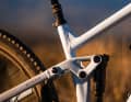Depending on the frame size, the Vario support offers different amounts of travel (220 to 275 mm).