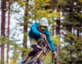 Spiel mit mir! Das Kavenz wiegt so viel wie ein Enduro, das macht es schön agil. So lässt es sich willig über Park-Stunts schaukeln.