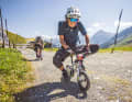 Perfekte Übung für Kindsköpfe: einen Technik-Parcours auf Kinder-Bikes bewältigen.