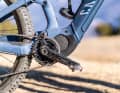 Shimano's EP8 (85 Nm) powers the Canyon. The motor delivers high performance and is particularly light and compact (2.6 kg). The support can be fine-tuned via the minimalist E7000 display using an app, and the motor runs a little more quietly than the Bosch.