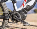Der E7000 ist der günstige Antrieb von Shimano. Das geringere Drehmoment von maximal 60 Newtonmetern ist bei niedriger Kadenz in steilem Gelände spürbar, im Schotterstraßenfahrbetrieb hingegen erstaunlich wenig. Die Unterstützung ist harmonisch, auch hier lassen sich Fahrmodi per App abstimmen.