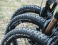 Einheitsgummi: Alle sechs Test-Bikes haben wir mit der identischen Reifen-Kombi von Schwalbe ausgestattet und gleichmäßig mit 1,8 Bar Luft befüllt. Das setzt den Faktor Rollwiderstand gleich.