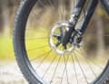 Shimano XT four-piston brakes with 200 mm discs provide the necessary deceleration.