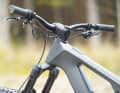 Der Lenker ist mit 820 Millimetern super breit, auch der Rise fällt mit 35 mm höher aus, als bei den anderen Modellen. Das soll dem Bike mehr Fahrstabilität und Sicherheit verleihen.