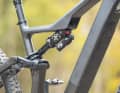 At the rear, the Jam is fitted with a rear shock with a reservoir. And this is only available on the 9.9 model, but the rear shock's absorption capacity can't keep up with the good fork.