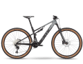 The Fourstroke AMP Three starts at 6899 euros. For this, you get a cheaper Rockshox suspension, Shimano Deore/SLX gears and affordable aluminium wheels. The model does not have a dropper post. The entry-level version will not be available until May 2023. The e-drive, i.e. battery and motor, is identical for all equipment variants.