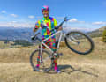 Kunterbuntes Lycra, Bikes ohne Federung: Als Mountainbiker der Anfangsjahre musste man hart im Nehmen sein. Geil war’s trotzdem.