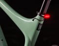 Lampen von Lupine sind beim Oso fest verbaut. Auch die kleine Rückleuchte wird aus dem Akku mit Strom versorgt.
