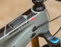 The minimalist display on the top tube provides information about the battery status and U-level. 