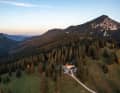 The Gufferthütte is located on the south side of the Blauberge at an altitude of 1475 metres