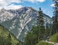 An der grünen Grenze zwischen Bayern und Tirol  schmuggeln sich Biker den Schützensteig hinab zum Ammerwald.