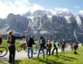 On the first summit, the Dolomite panorama unfolds its full effect. The riders barely have a glimpse of it.