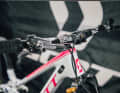Ein flaches Cockpit von SQlab ermöglichte eine tiefe und aerodynamische Haltung auf dem Bike.