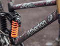 Andi Kolbs Atherton-Bike hat für die Weltmeisterschaft eine spezielle Folierung bekommen.