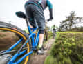 Das Cube läuft per Definition unter den Down-Country-Bikes, fährt sich bergauf aber eher wie ein Trailbike.