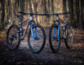 With the new SID, Rockshox is taking a two-pronged approach. On the right is the Race fork with 100 millimetres of travel and a normal 32 millimetre chassis, on the left is the 120 mm version with a stiff 35 mm chassis. The Race fork weighs 1326 grams, while the Trail version is still very light at 1537 grams. The Ultimate models cost a relatively fair 979 euros. You can find all the information here
.